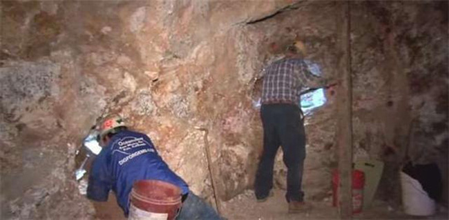 Đi leo núi nhặt được viên đá lạ nên mang về chơi, thanh niên chết lặng khi biết mình trúng số độc đắc, phải lập tức quay lại chỗ tìm được món đồ - Ảnh 2. Đi leo núi nhặt được viên đá lạ nên mang về chơi, thanh niên chết lặng khi biết mình trúng số độc đắc, phải lập tức quay lại chỗ tìm được món đồ - Ảnh 2.
