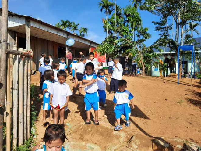 Lễ khai giảng nghèo đơn sơ giữa núi rừng của học trò vùng cao: Không kèn không trống, cô trò háo hức đón năm học mới - Ảnh 4.