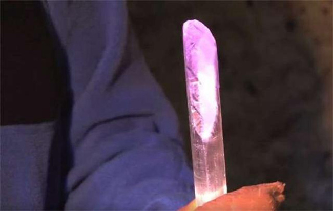 Đi leo núi nhặt được viên đá lạ nên mang về chơi, thanh niên chết lặng khi biết mình trúng số độc đắc, phải lập tức quay lại chỗ tìm được món đồ - Ảnh 8. Đi leo núi nhặt được viên đá lạ nên mang về chơi, thanh niên chết lặng khi biết mình trúng số độc đắc, phải lập tức quay lại chỗ tìm được món đồ - Ảnh 8.