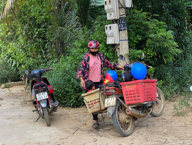 Xúc động hình ảnh người bà nghèo chở 2 cháu đi khai giảng trên chiếc xe thu mua phế liệu: Có bà, cháu có tất cả - Ảnh 2.