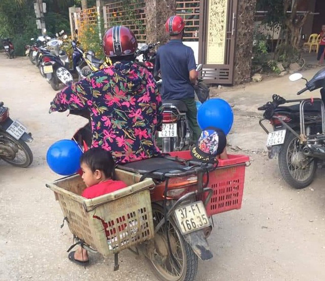 Hình ảnh của một người bà nghèo sẽ khiến bạn cảm thấy cảm động và suy ngẫm về sự may mắn của mình. Xem hình ảnh để cảm nhận sự khó khăn và sự kiên trì của những người sống trong nghèo khó.