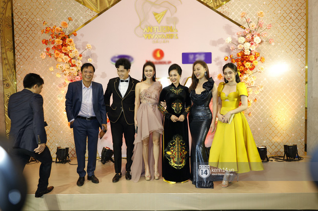 Phục thù VTV Awards năm ngoái, năm nay Phương Oanh khoe eo siêu nhỏ, nhưng bộ đầm đen lại có phần hơi già - Ảnh 2.