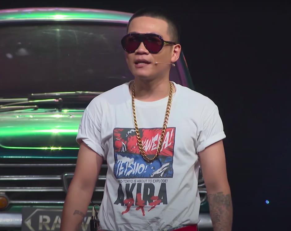 Rap Việt: Nhặt khăn trong l&uacute;c biểu diễn, người quen của Binz bị đ&aacute;nh gi&aacute; thiếu chuy&ecirc;n nghiệp - Ảnh 2.