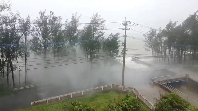 Siêu bão Haishen đổ bộ vào Nhật Bản: Hàng ngàn hộ dân bị mất điện, xe hơi suýt bị thổi bay, gió giật kinh hoàng - Ảnh 2.