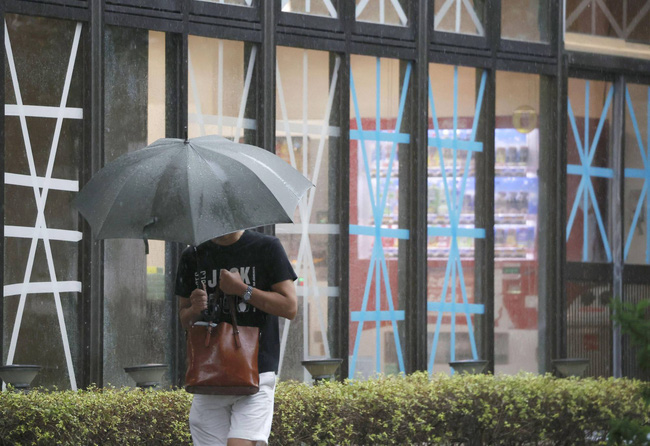 Siêu bão Haishen đổ bộ vào Nhật Bản: Hàng ngàn hộ dân bị mất điện, xe hơi suýt bị thổi bay, gió giật kinh hoàng - Ảnh 7.