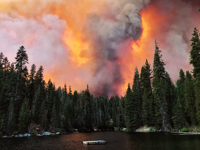 Giải cứu hơn 200 người bị mắc kẹt do cháy rừng ở California, Mỹ - Ảnh 1.
