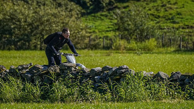 Tom Cruise lao xe khỏi vách núi ở hậu trường Mission: Impossible 7, xem mà thót tim luôn á! - Ảnh 4.