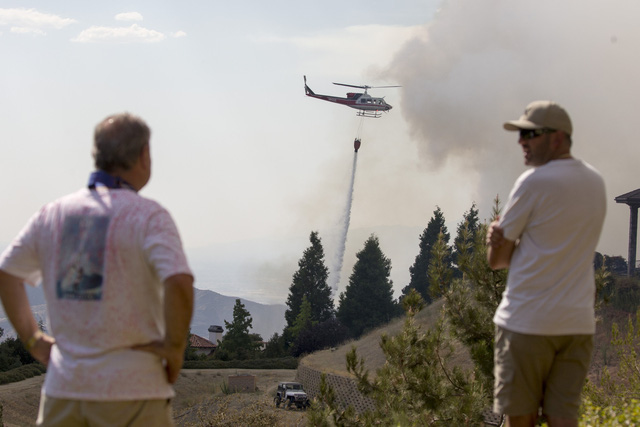 Giải cứu hơn 200 người bị mắc kẹt do cháy rừng ở California, Mỹ - Ảnh 2.