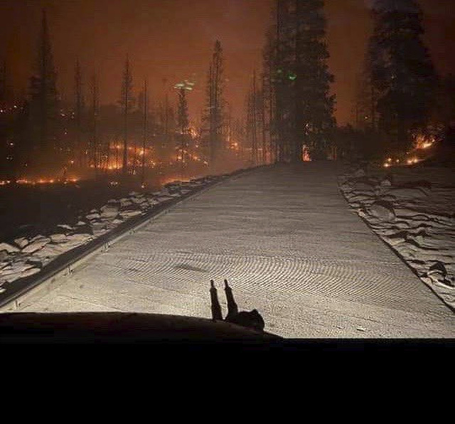 Giải cứu hơn 200 người bị mắc kẹt do cháy rừng ở California, Mỹ - Ảnh 4.
