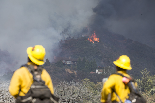 Giải cứu hơn 200 người bị mắc kẹt do cháy rừng ở California, Mỹ - Ảnh 5.