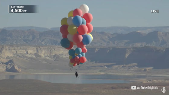 Người đàn ông này đã bay lên trời với một chùm bóng khổng lồ để thực hiện ước mơ thời thơ ấu - Ảnh 8.