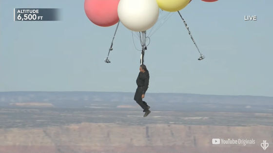 Người đàn ông này đã bay lên trời với một chùm bóng khổng lồ để thực hiện ước mơ thời thơ ấu - Ảnh 10.