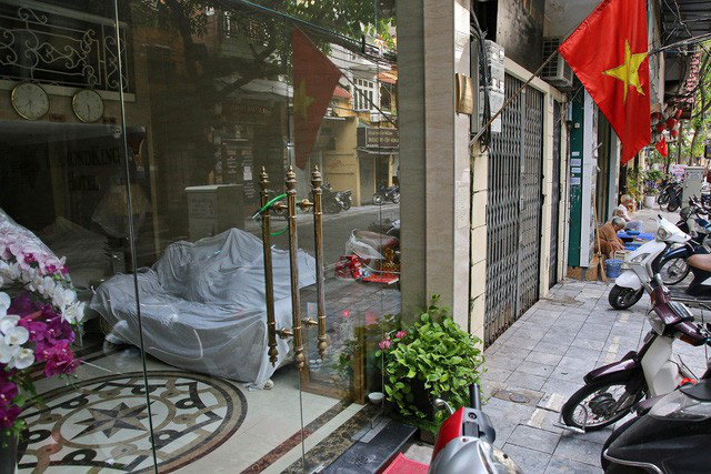 Khách sạn “tê liệt”, khu du lịch ảm đạm vì COVID-19 - Ảnh 1.
