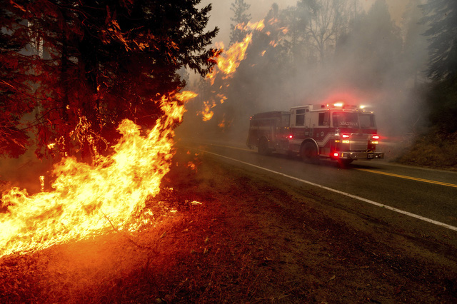 Hỏa hoạn tại California (Mỹ) thiêu rụi diện tích rừng kỷ lục - Ảnh 1.