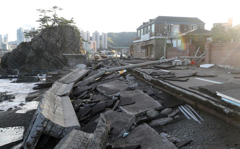 Chùm ảnh về siêu bão Haishen mạnh kỷ lục càn quét Nhật Bản và Hàn Quốc: Cuồng phong đi qua, còn hoang tàn ở lại - Ảnh 8.