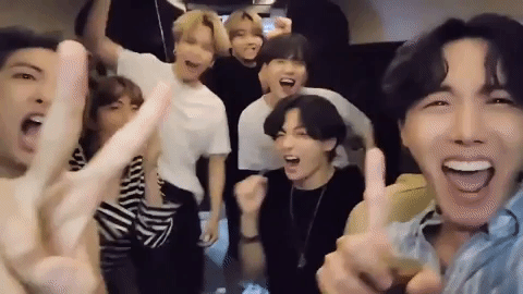 BTS h&uacute; h&eacute;t ầm ĩ khi biết Dynamite #1 Billboard Hot 100 tuần thứ 2, viết d&ograve;ng tweet l&agrave;m ARMY n&agrave;o cũng nghẹn ng&agrave;o - Ảnh 4.