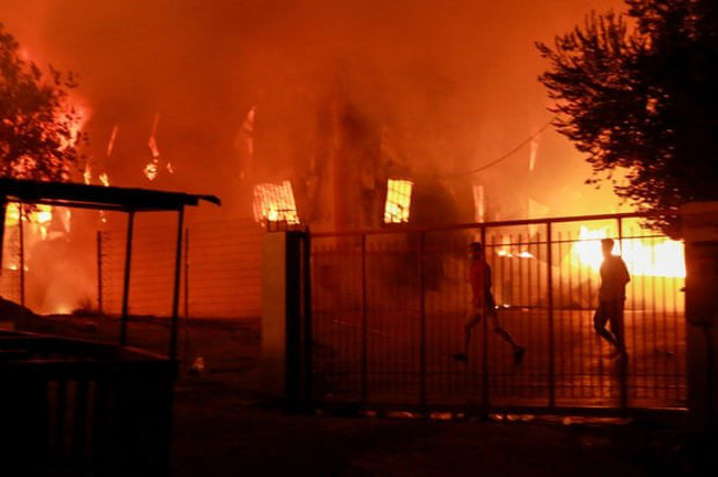 Hỏa hoạn tại trại tị nạn, nơi đang bị phong tỏa vì dịch COVID-19 - Ảnh 1.