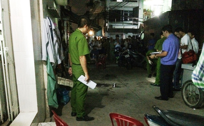 Ghen tu&ocirc;ng, chồng truy s&aacute;t vợ rồi cố thủ trong nh&agrave; uống thuốc diệt cỏ tử vong - Ảnh 1.