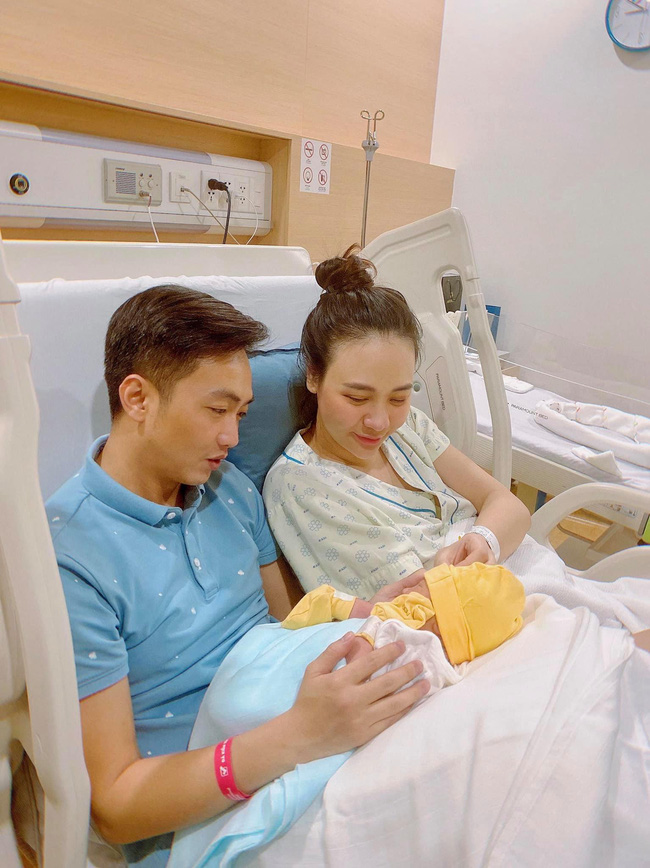Đ&agrave;m Thu Trang c&ocirc;ng khai h&igrave;nh ảnh của con g&aacute;i: Mới hơn 1 th&aacute;ng đ&atilde; trộm v&iacute;a tay ch&acirc;n mũm mĩm cực đ&aacute;ng y&ecirc;u - Ảnh 4.