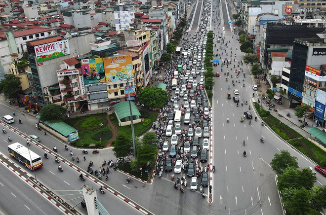 Ảnh: Hà Nội trở lại những ngày ùn tắc từ ngõ ra đường lớn sau khi học sinh sinh viên tựu trường, người dân mệt nhoài vào mỗi giờ cao điểm - Ảnh 6.