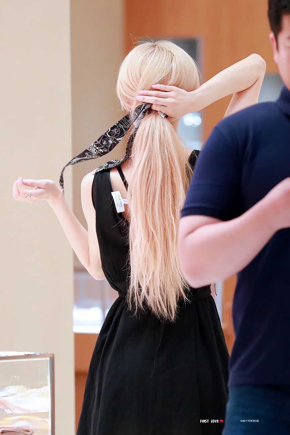 Nữ idol c&oacute; b&oacute;ng lưng đẹp nhất Kpop: T&oacute;c bay như t&aacute;c phẩm nghệ thuật, lộ r&otilde; body cực phẩm, quay lại c&ograve;n m&ecirc; đắm hơn - Ảnh 4.