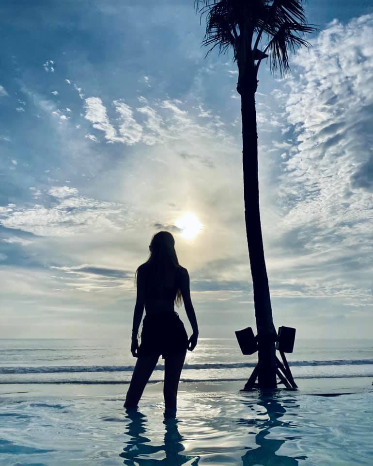 Nữ idol c&oacute; b&oacute;ng lưng đẹp nhất Kpop: T&oacute;c bay như t&aacute;c phẩm nghệ thuật, lộ r&otilde; body cực phẩm, quay lại c&ograve;n m&ecirc; đắm hơn - Ảnh 11.