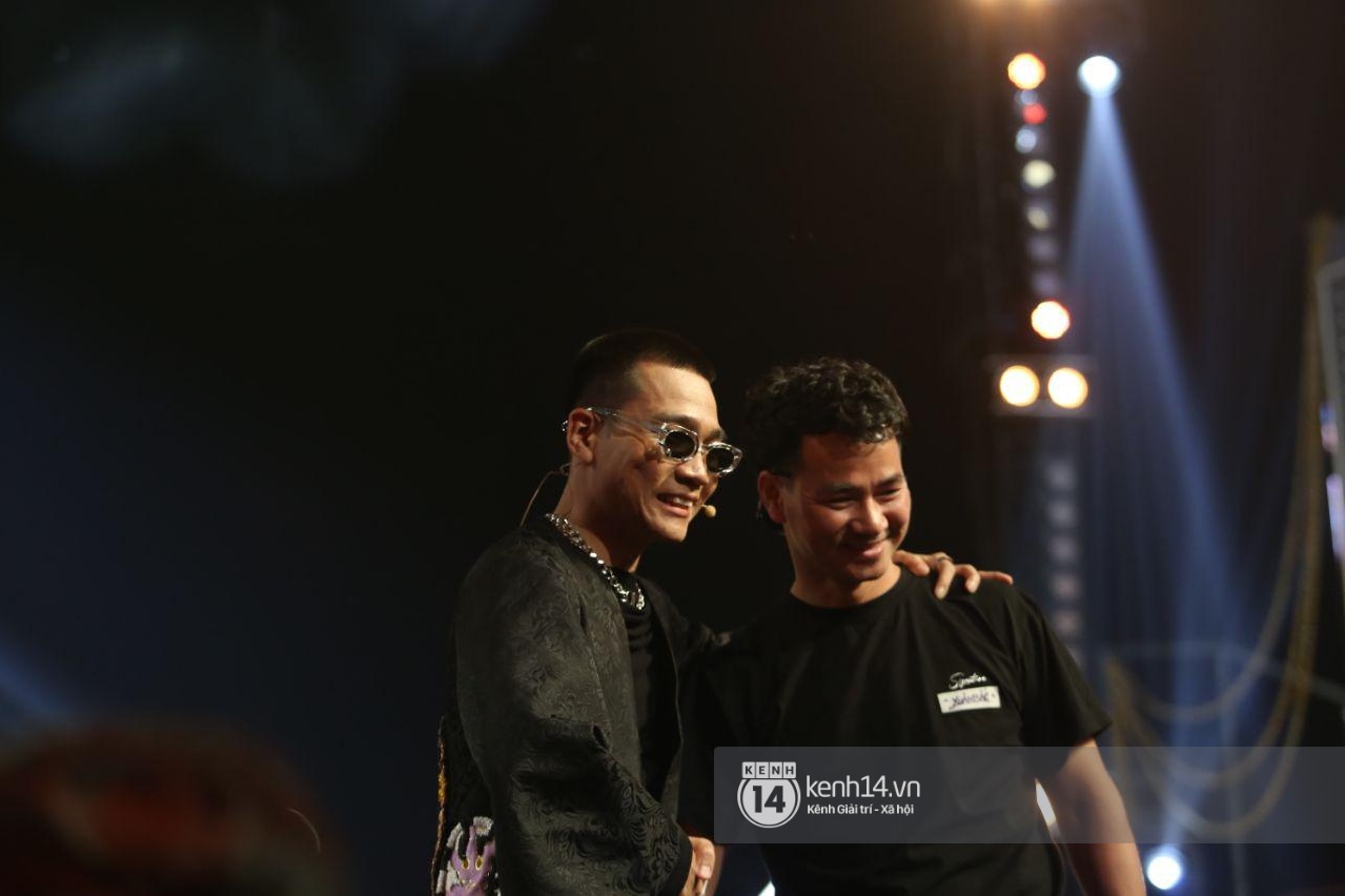 Tran Thanh desperately asked Xuan Bac, who was afraid that the two would surprise the limelight with just 2 questions about the live stream of Rap Viet's final - Photo 2.