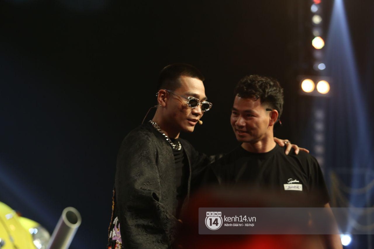 Tran Thanh asked Xuan Bac frantically, who was suspicious of 2 precious friends surprised the center of attention with only 2 questions about the live broadcast of the final of Rap Viet - Photo 3.