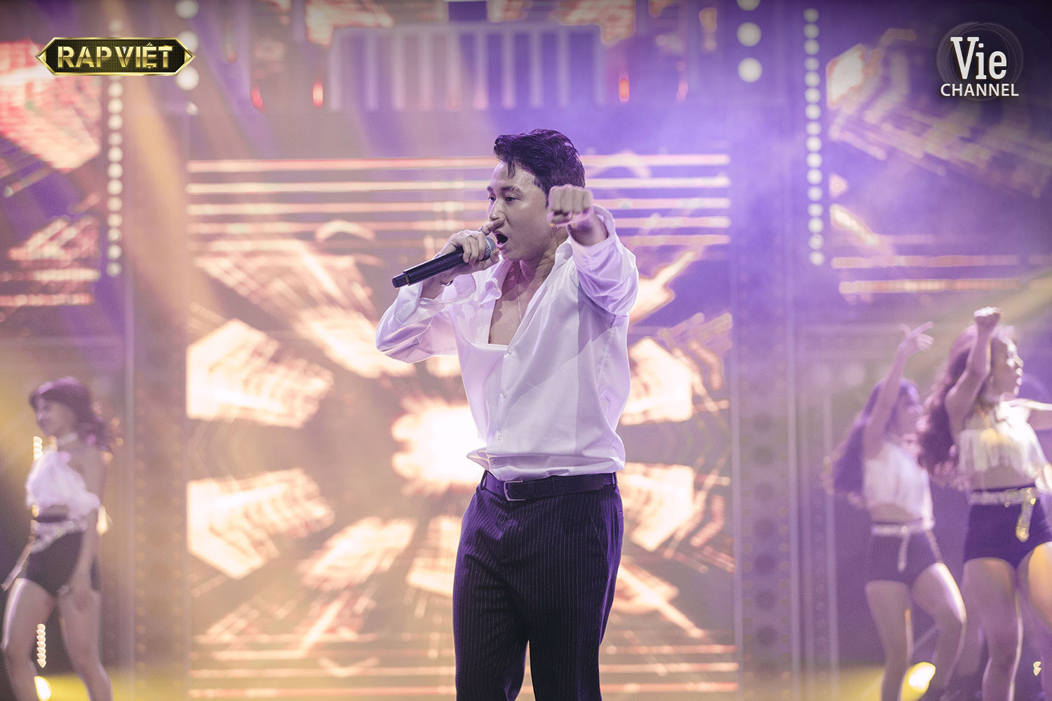 Gala Rap Việt: Karik - Binz diện sơ mi trắng sexy, Wowy cũng khoe h&igrave;nh xăm nam t&iacute;nh - Ảnh 5.