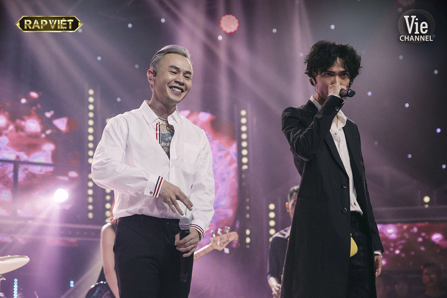 Gala Rap Việt: Karik - Binz diện sơ mi trắng sexy, Wowy cũng khoe h&igrave;nh xăm nam t&iacute;nh - Ảnh 2.