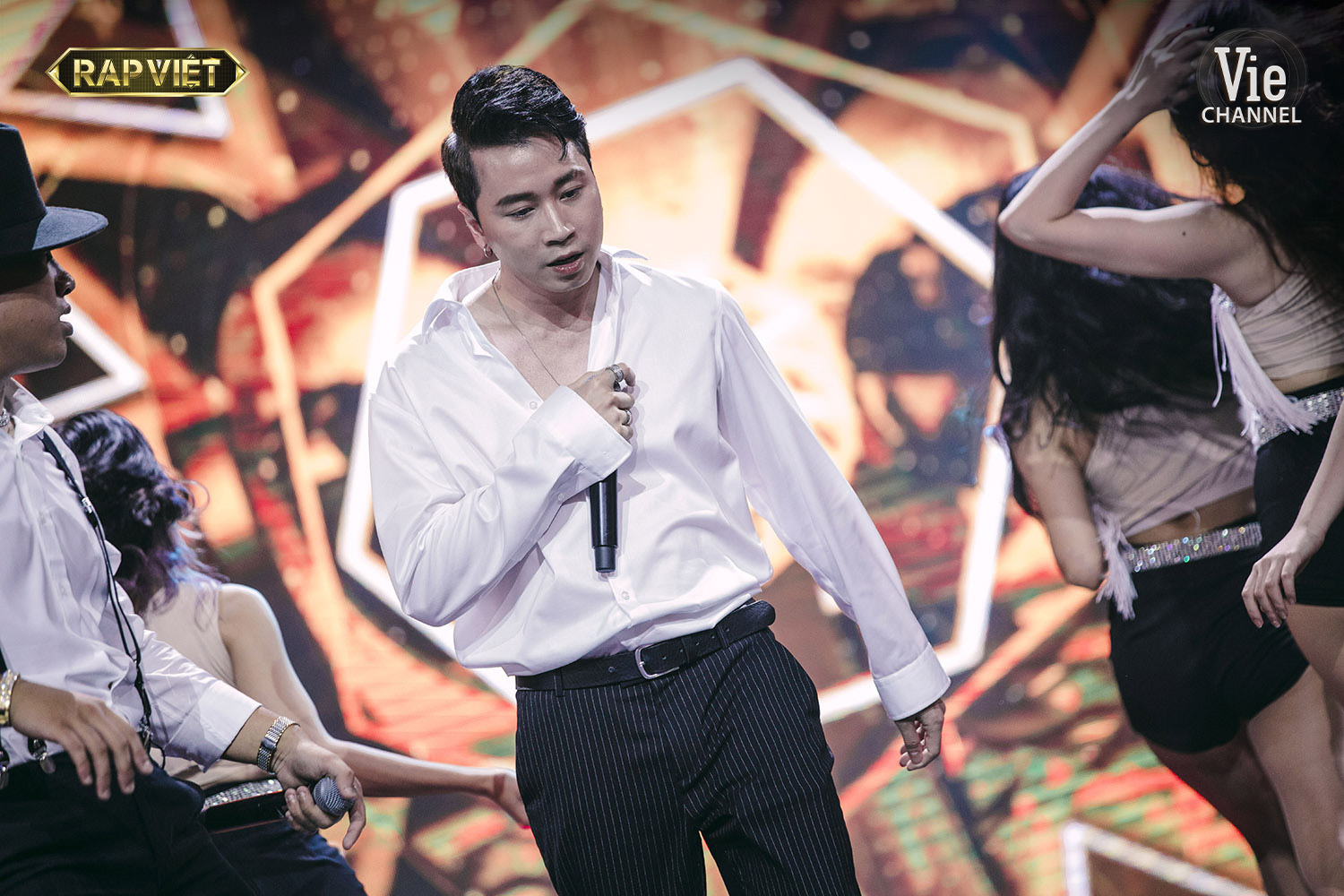 Gala Rap Việt: Karik - Binz diện sơ mi trắng sexy, Wowy cũng khoe h&igrave;nh xăm nam t&iacute;nh - Ảnh 6.