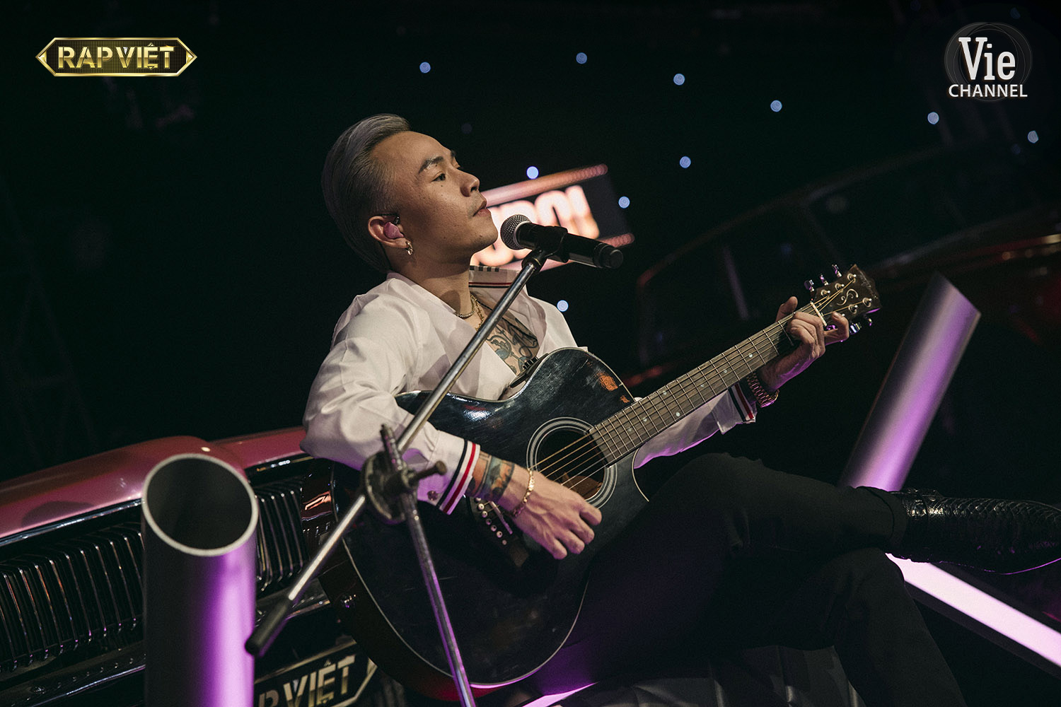 Gala Rap Việt: Karik - Binz diện sơ mi trắng sexy, Wowy cũng khoe h&igrave;nh xăm nam t&iacute;nh - Ảnh 3.