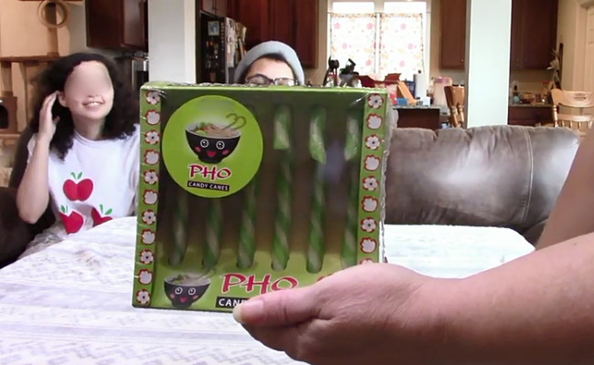 M&oacute;n kẹo c&acirc;y gậy Gi&aacute;ng sinh c&oacute; vị phở xuất hiện, hộp 6 chiếc nhưng c&oacute; gi&aacute; 150k khiến d&acirc;n t&igrave;nh x&ocirc;n xao - Ảnh 2.