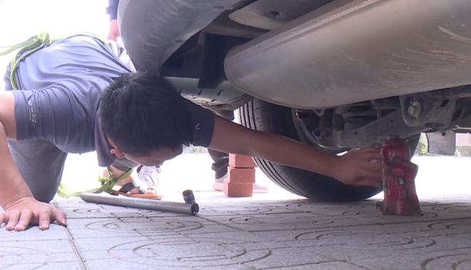 Xem video thực nghiệm hiện trường vụ tên trộm tháo hàng loạt bánh ô tô ở Nghệ An - Ảnh 4.