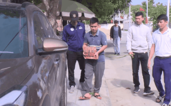 Xem video thực nghiệm hiện trường vụ tên trộm tháo hàng loạt bánh ô tô ở Nghệ An - Ảnh 1.