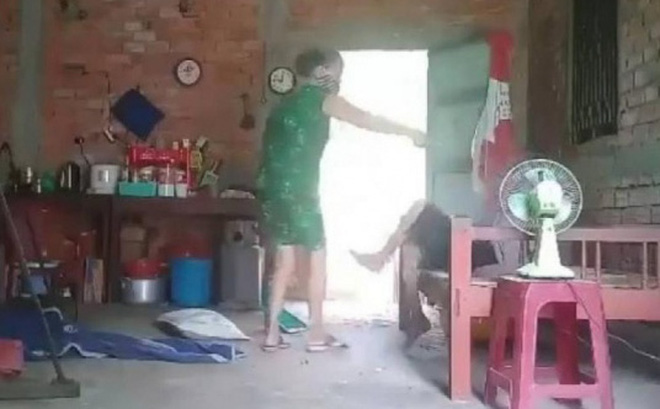 Đề nghị truy tố người phụ nữ đ&aacute;nh đập, bạo h&agrave;nh mẹ gi&agrave; 80 tuổi ở Long An - Ảnh 1.
