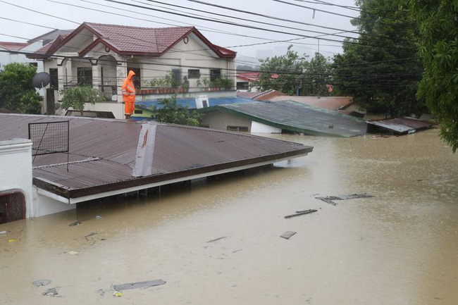 Philippines oằn mình giữa dòng nước lũ sau khi hứng chịu siêu bão Vamco khiến ít nhất 54 người chết, người dân chật vật ổn định cuộc sống - Ảnh 1.