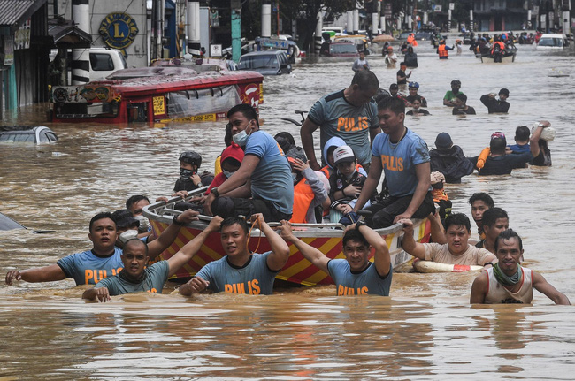 Philippines oằn mình giữa dòng nước lũ sau khi hứng chịu siêu bão Vamco khiến ít nhất 54 người chết, người dân chật vật ổn định cuộc sống - Ảnh 2.