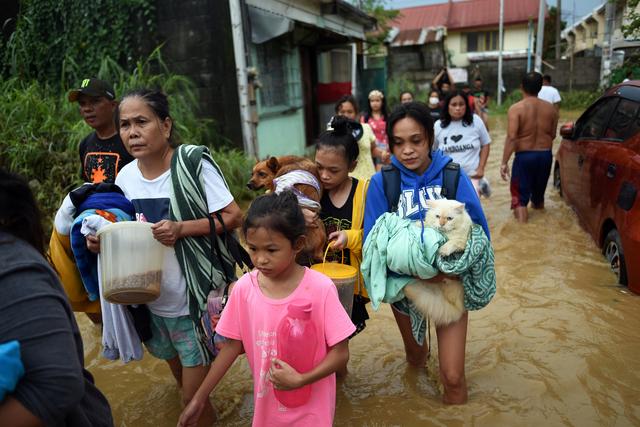 Philippines oằn mình giữa dòng nước lũ sau khi hứng chịu siêu bão Vamco khiến ít nhất 54 người chết, người dân chật vật ổn định cuộc sống - Ảnh 3.