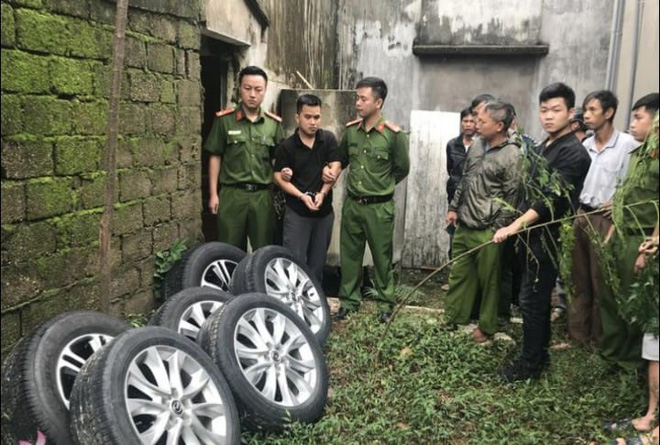 Xem video thực nghiệm hiện trường vụ tên trộm tháo hàng loạt bánh ô tô ở Nghệ An - Ảnh 6.
