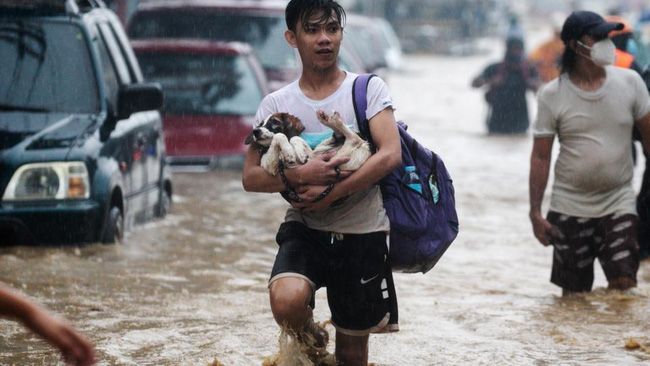 Philippines oằn mình giữa dòng nước lũ sau khi hứng chịu siêu bão Vamco khiến ít nhất 54 người chết, người dân chật vật ổn định cuộc sống - Ảnh 4.