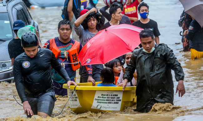 Philippines oằn mình giữa dòng nước lũ sau khi hứng chịu siêu bão Vamco khiến ít nhất 54 người chết, người dân chật vật ổn định cuộc sống - Ảnh 6.