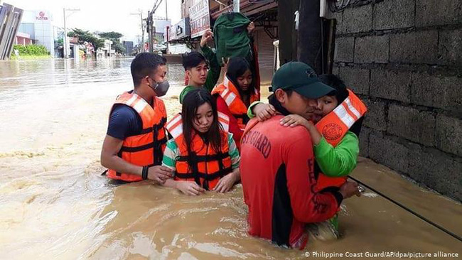 Philippines oằn mình giữa dòng nước lũ sau khi hứng chịu siêu bão Vamco khiến ít nhất 54 người chết, người dân chật vật ổn định cuộc sống - Ảnh 7.