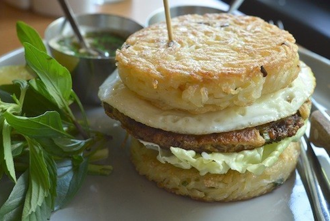 M&oacute;n kẹo c&acirc;y gậy Gi&aacute;ng sinh c&oacute; vị phở xuất hiện, hộp 6 chiếc nhưng c&oacute; gi&aacute; 150k khiến d&acirc;n t&igrave;nh x&ocirc;n xao - Ảnh 6.