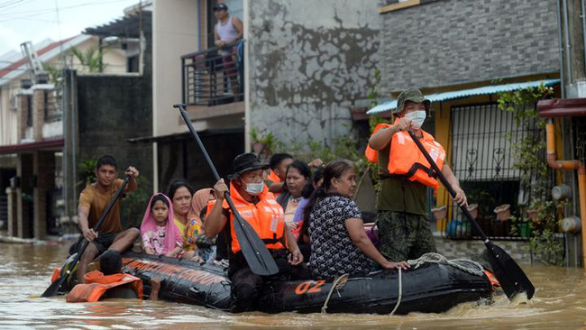 Philippines oằn mình giữa dòng nước lũ sau khi hứng chịu siêu bão Vamco khiến ít nhất 54 người chết, người dân chật vật ổn định cuộc sống - Ảnh 8.