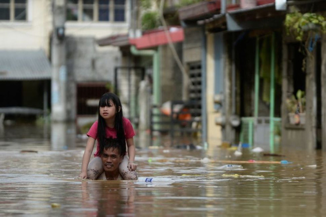 Philippines oằn mình giữa dòng nước lũ sau khi hứng chịu siêu bão Vamco khiến ít nhất 54 người chết, người dân chật vật ổn định cuộc sống - Ảnh 9.