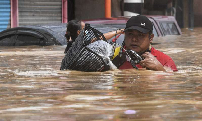 Philippines oằn mình giữa dòng nước lũ sau khi hứng chịu siêu bão Vamco khiến ít nhất 54 người chết, người dân chật vật ổn định cuộc sống - Ảnh 10.