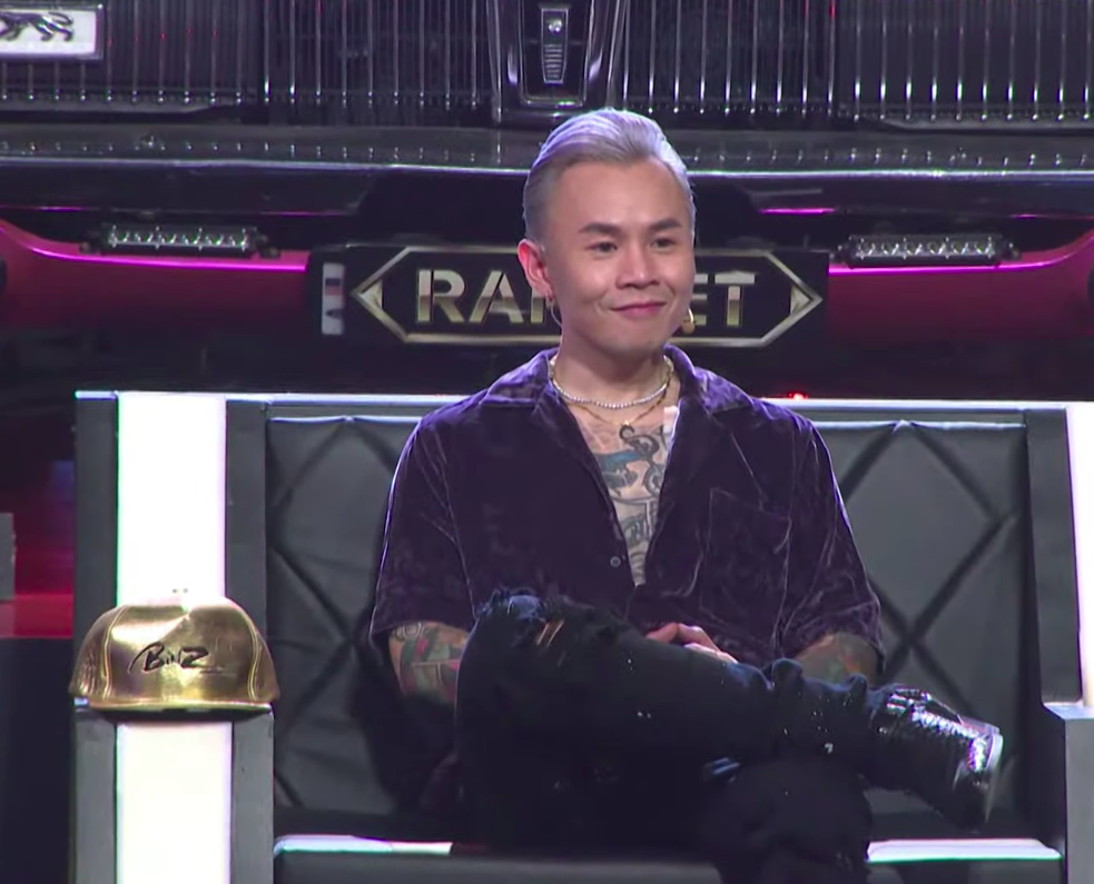 Gala Rap Việt: Karik - Binz diện sơ mi trắng sexy, Wowy cũng khoe h&igrave;nh xăm nam t&iacute;nh - Ảnh 1.