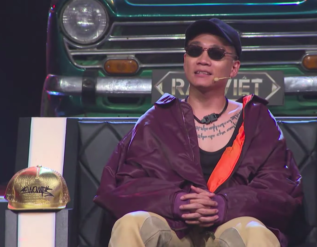 Gala Rap Việt: Karik - Binz diện sơ mi trắng sexy, Wowy cũng khoe h&igrave;nh xăm nam t&iacute;nh - Ảnh 7.