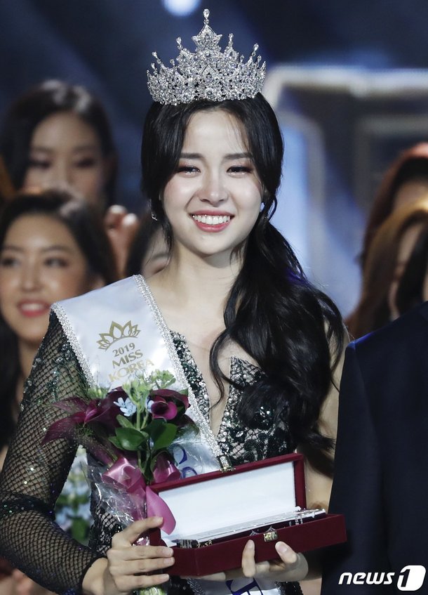 Cuộc thi Hoa hậu Hàn Quốc bị “ném đá” gắt nhất lịch sử: Thí sinh diện Hanbok như đồ bơi, “bức tử” vòng 1 phản cảm - Ảnh 9.